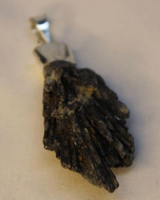 DIJE CIANITA NEGRA ESCOBA DE BRUJA