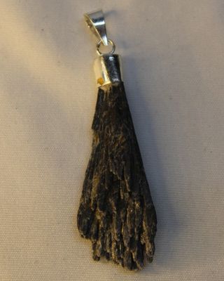 DIJE CIANITA NEGRA ESCOBA DE BRUJA