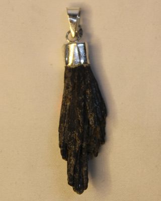 DIJE CIANITA NEGRA ESCOBA DE BRUJA