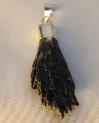 DIJE CIANITA NEGRA ESCOBA DE BRUJA