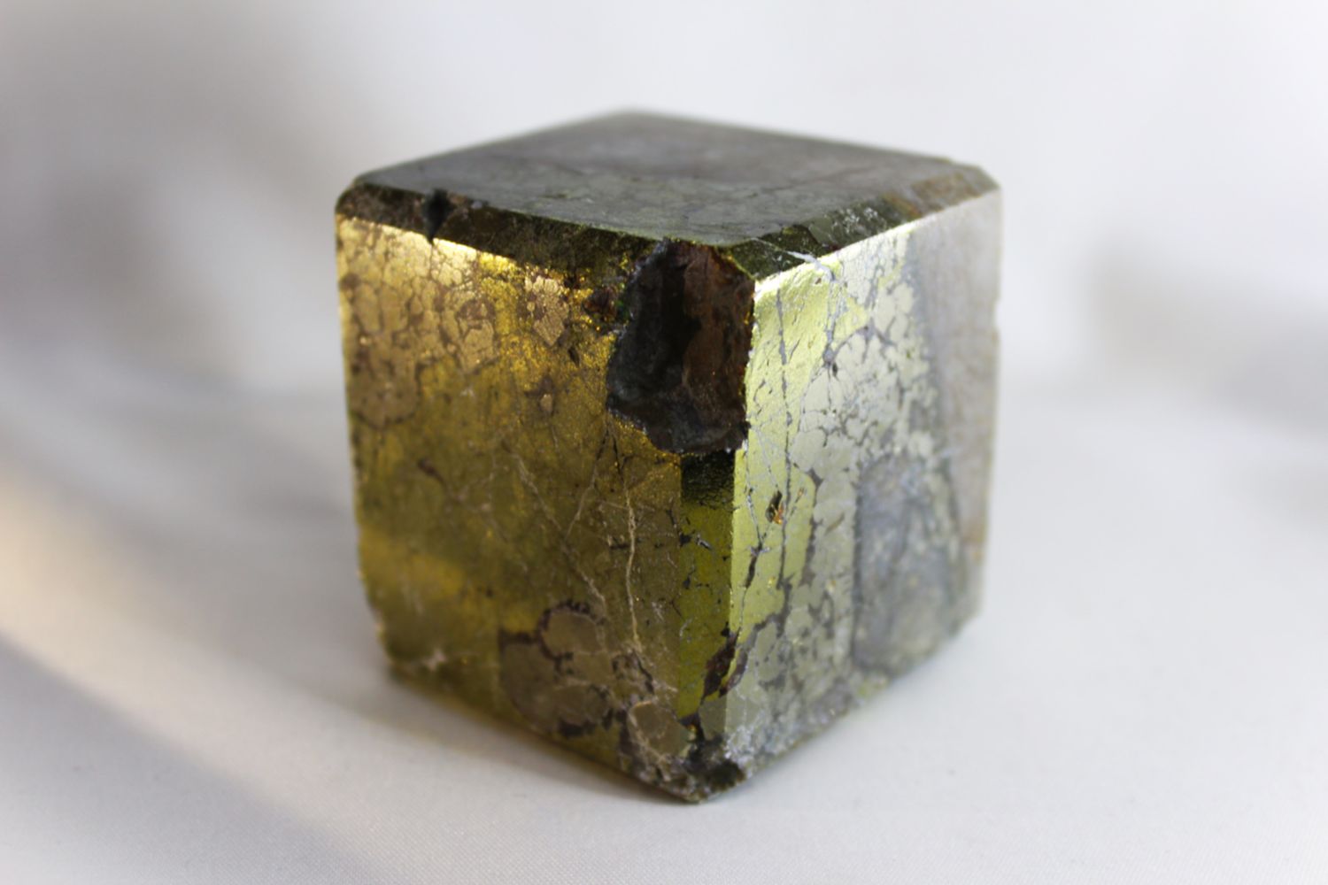 CUBO DE CALCOPIRITA EN MATRIZ 5.5cm