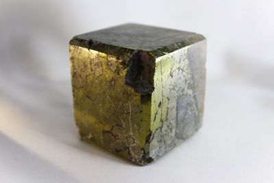 CUBO DE CALCOPIRITA EN MATRIZ 5.5cm