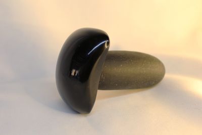 MASAJEADOR TIPO HONGO DE OBSIDIANA