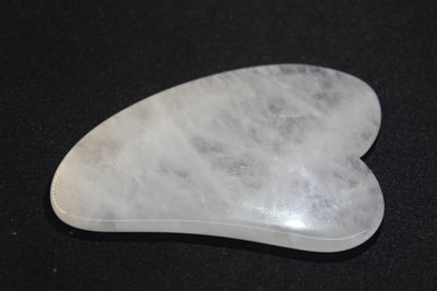 GUA-SHA MASAJEADOR FACIAL CUARZO ROSA