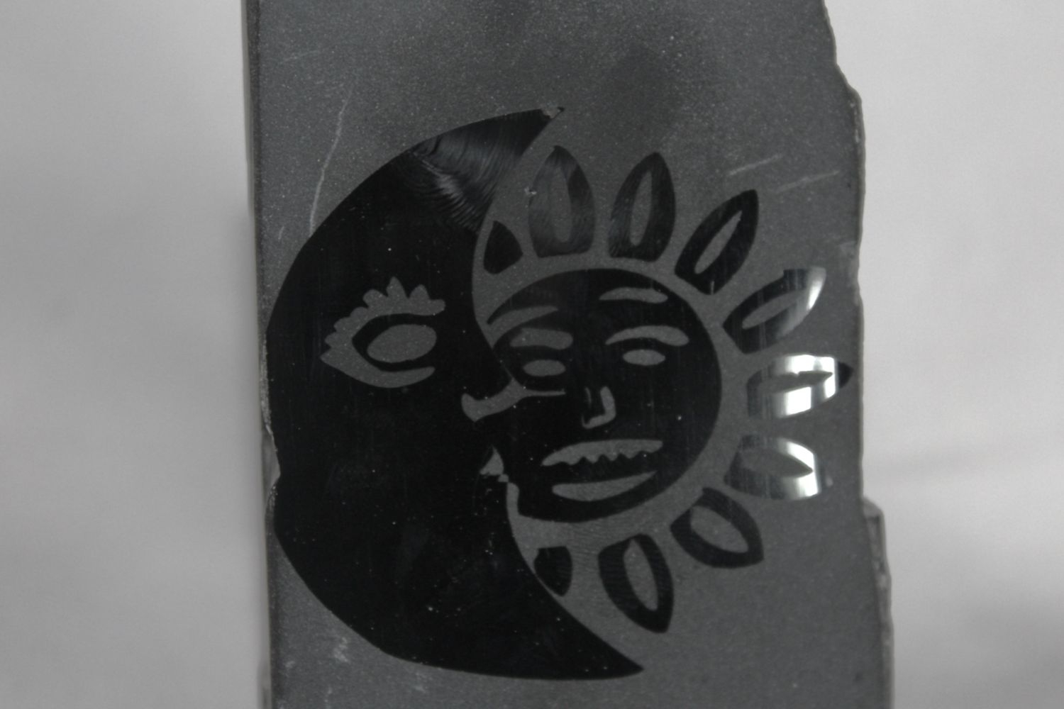 GRABADO LUNA SOL EN OBSIDIANA