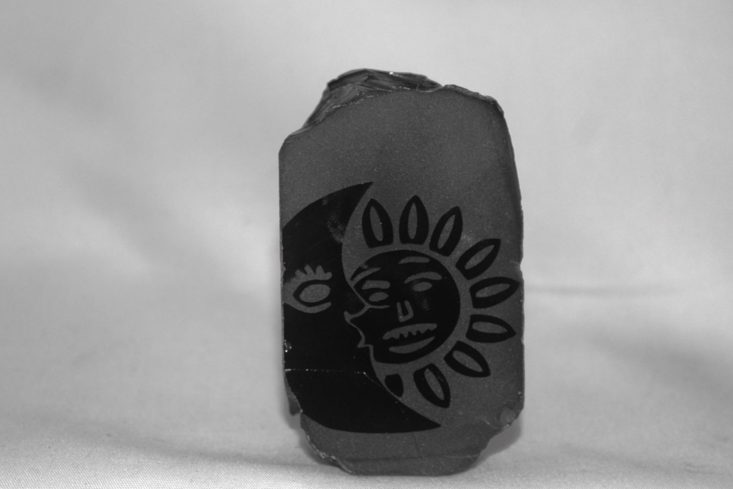 GRABADO LUNA SOL EN OBSIDIANA