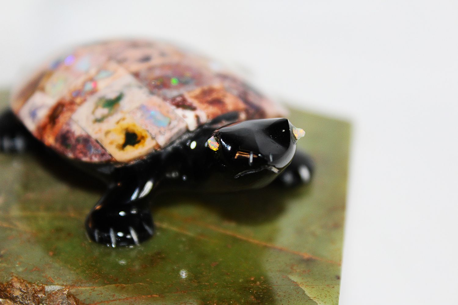 TORTUGA DE OBSIDIANA CON OPALO Y BASE DE JADE