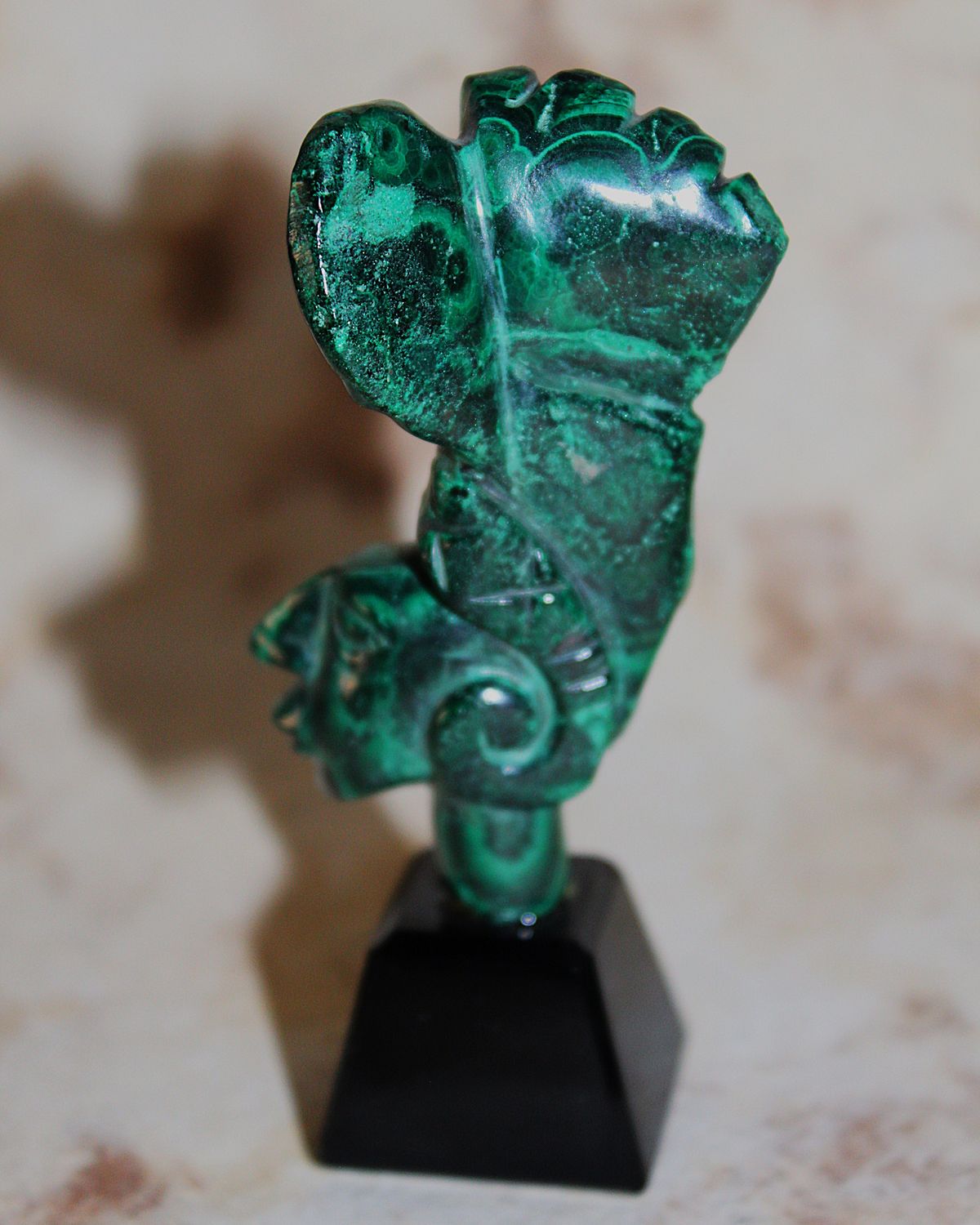 REPLICA PREHISPANICA INDIO DE MALAQUITA CON BASE DE OBSIDIANA