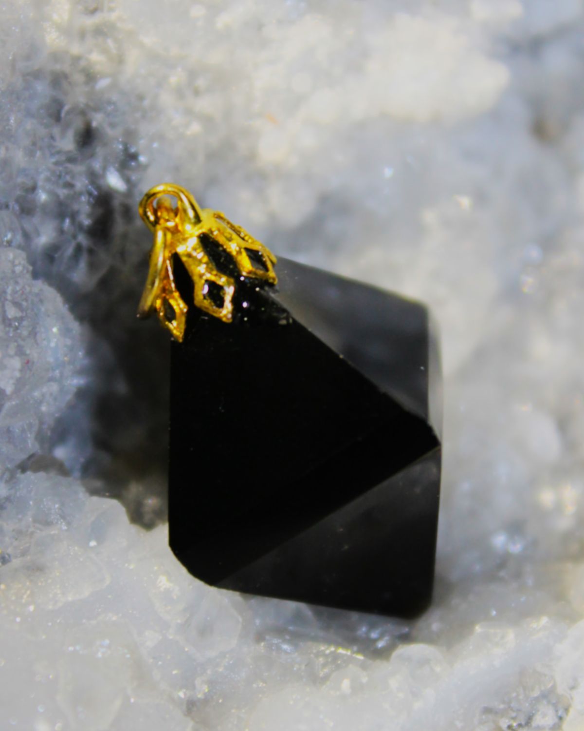DIJE DE OBSIDIANA DORADA