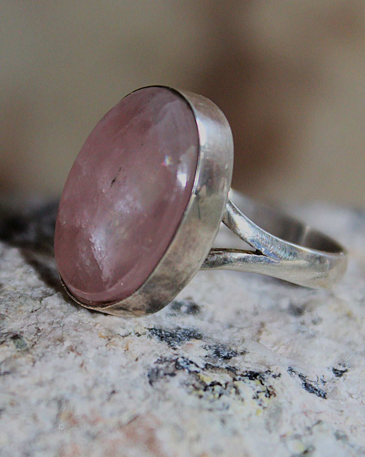 ANILLO DE PLATA Y  CUARZO ROSA