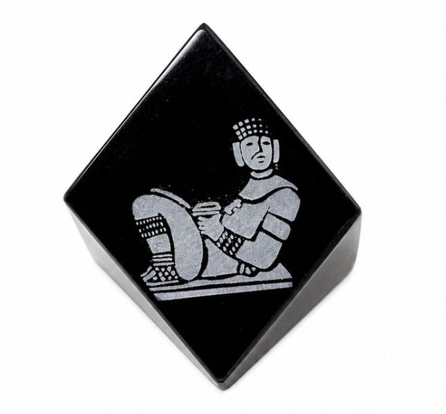 PISA PAPEL CON GRABADO CHAC MOOL  OBSIDIANA