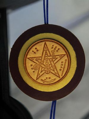 COLGUIJE DE CUBO METATRON CON TETRAGRAMATON