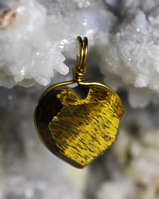 DIJE DE OJO DE TIGRE CORAZON