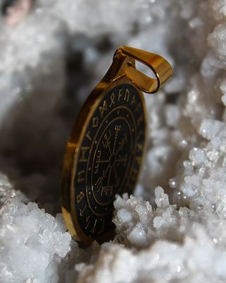 DIJE VEGVISIR ACERO DORADO