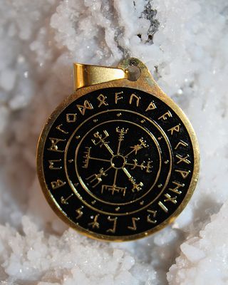 DIJE VEGVISIR ACERO DORADO