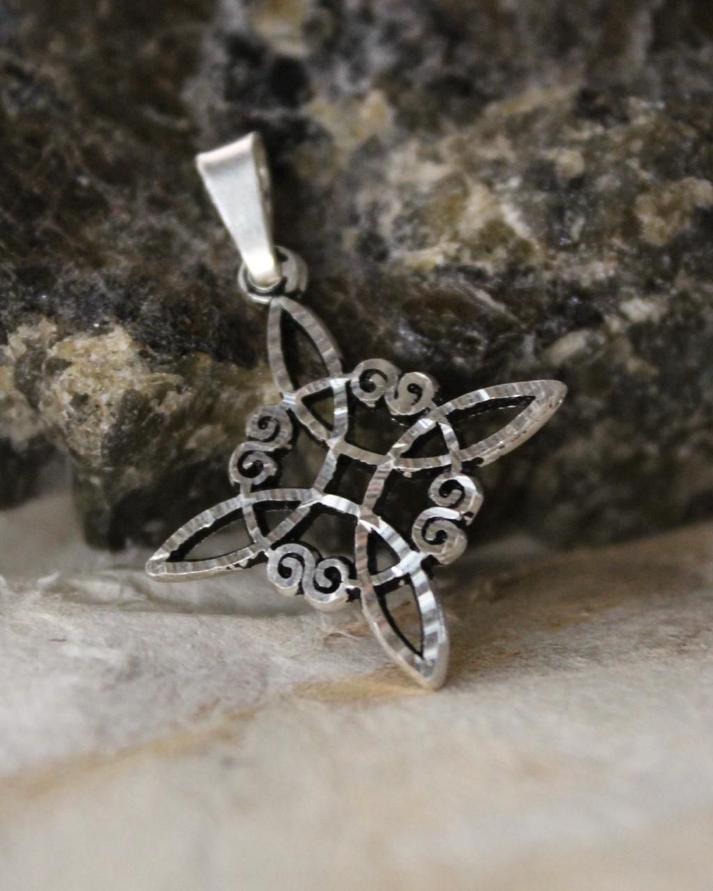 DIJE DE PLATA NUDO DE BRUJA