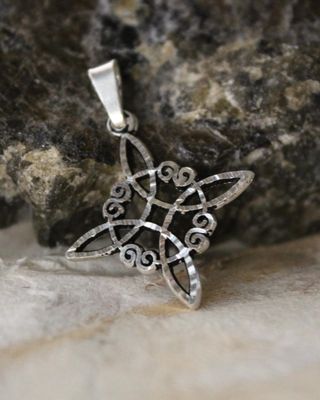 DIJE DE PLATA NUDO DE BRUJA
