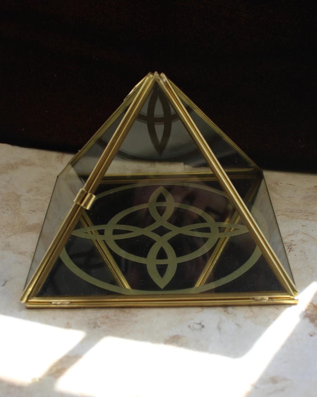 PIRAMIDE DE CRISTAL CON SIMBOLO
