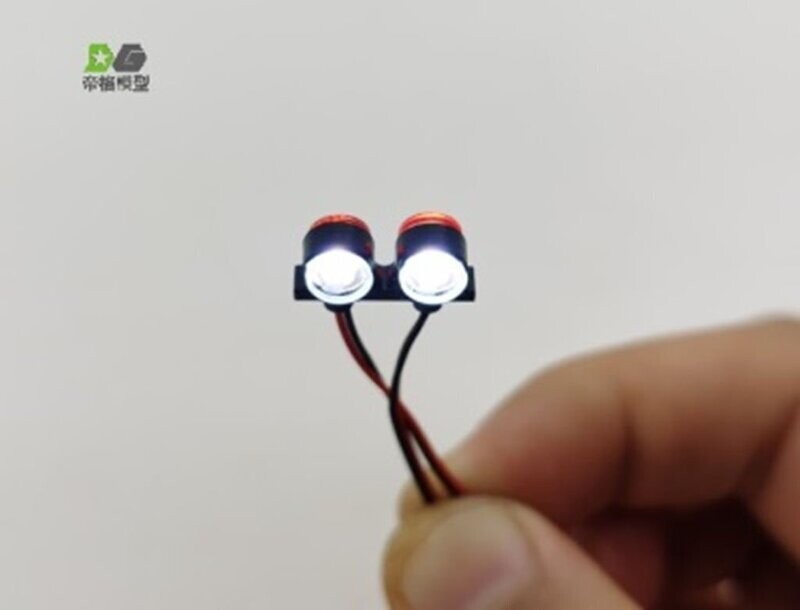 Double marker red/white light