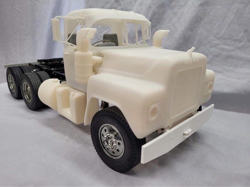 Privé RC 1/14 Mack R-line Day Cab Kit