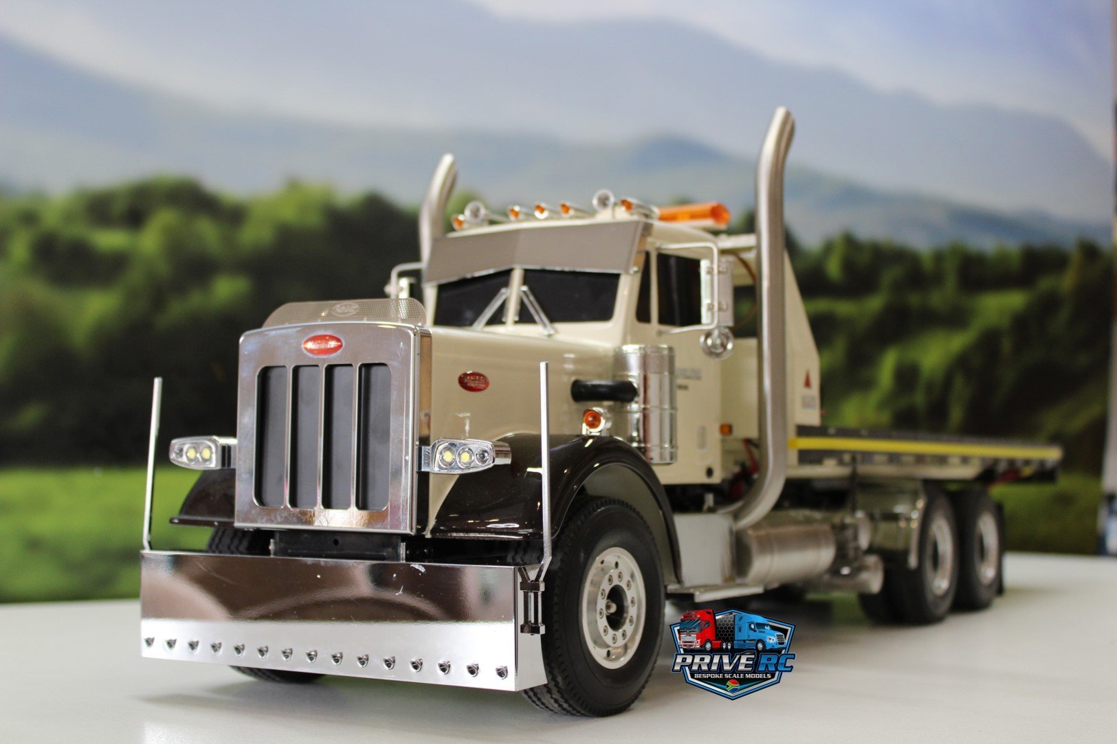 Privé RC 1/14 Custom 4x6 Roll Off Flat Deck Peterbilt Recovery Truck- RTR