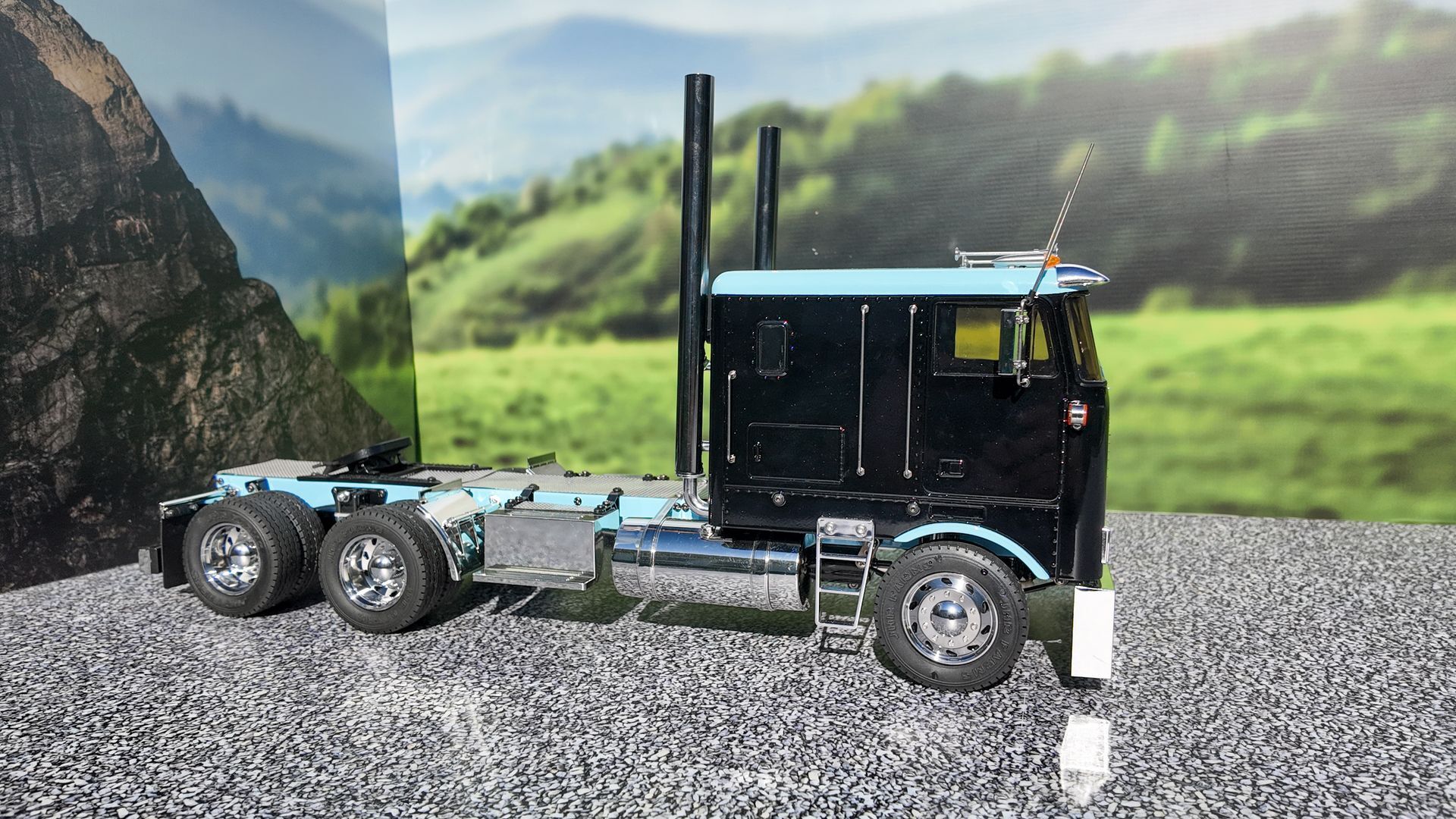 Privé RC Custom Globeliner Truck Blue & Black