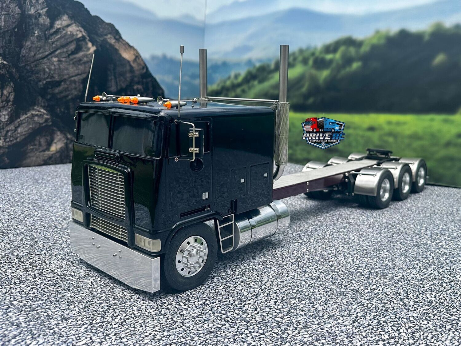 Privé RC Custom Truck  Black Frieghtliner COE