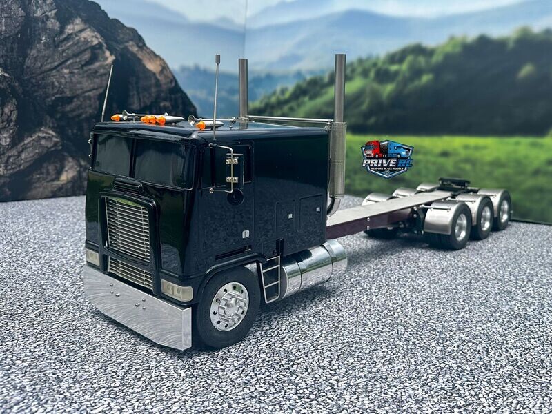 Privé RC Custom Truck  Black Frieghtliner COE