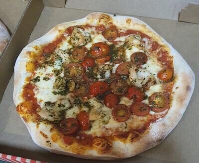 Pizza Scampi: sauce tomate, mozzarella,  scampis, tomates cerises, ail