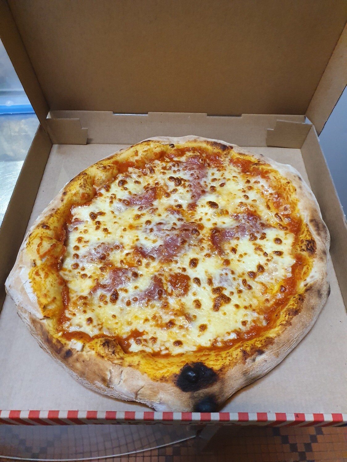 Pizza Prosciutto: sauce tomate, mozzarella, jambon