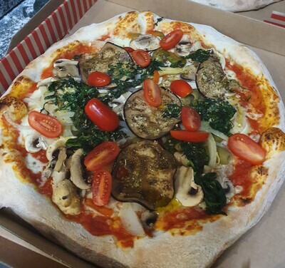 Pizza Vegetariana: sauce tomate, mozzarella, légumes façon du chef