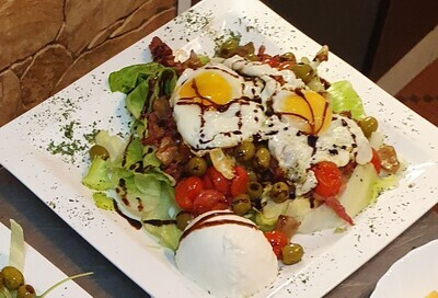 Salade du Chef: cèpes, tomates cerises, crème balsamique, oeufs, lardons, mozzarella di bufala