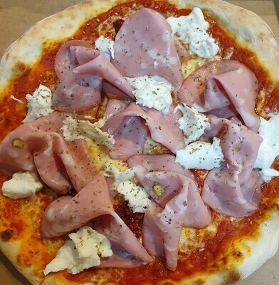 Pizza Princesse: mozzarella, sauce tomate, nduja, mortadella al pistacchio, bufala, ruccola