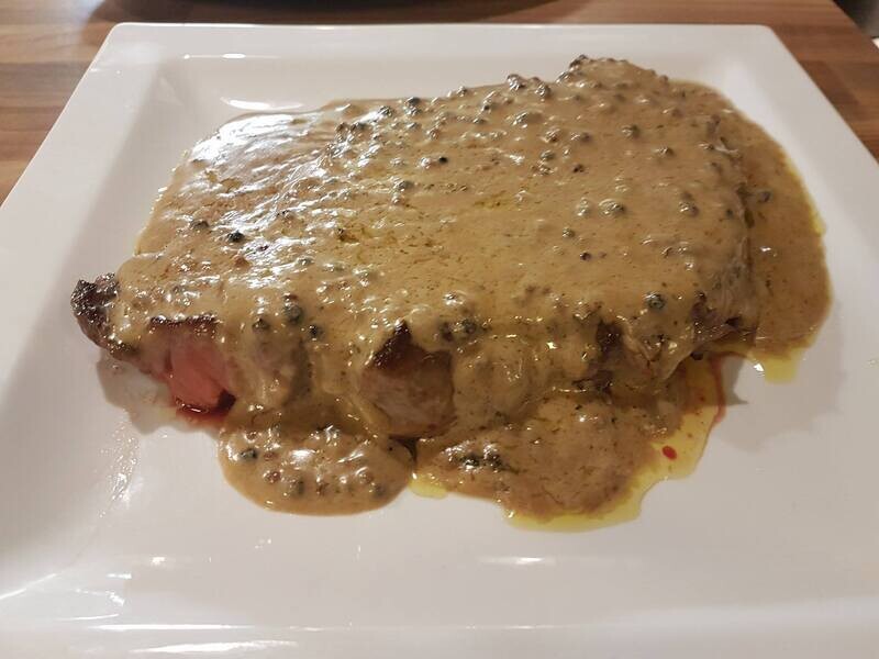 Entrecôte sauce poivron vert frites et salade