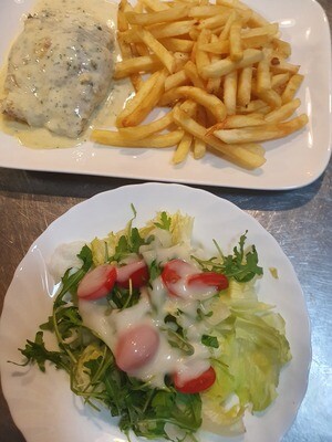 Cordon bleu con gorgonzola: sauce gorgonzola accompagné de frites et salade
