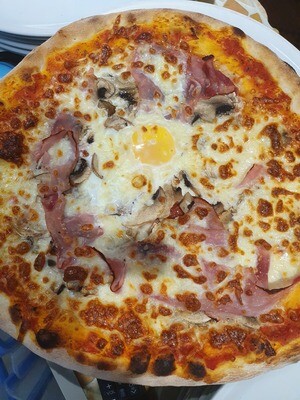 Pizza Capricciosa: sauce tomate, mozzarella, champignons, jambon, oeuf
