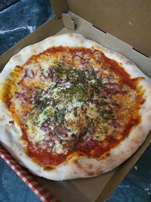 Pizza Casalinga: sauce tomate, mozzarella, lardons, oeuf