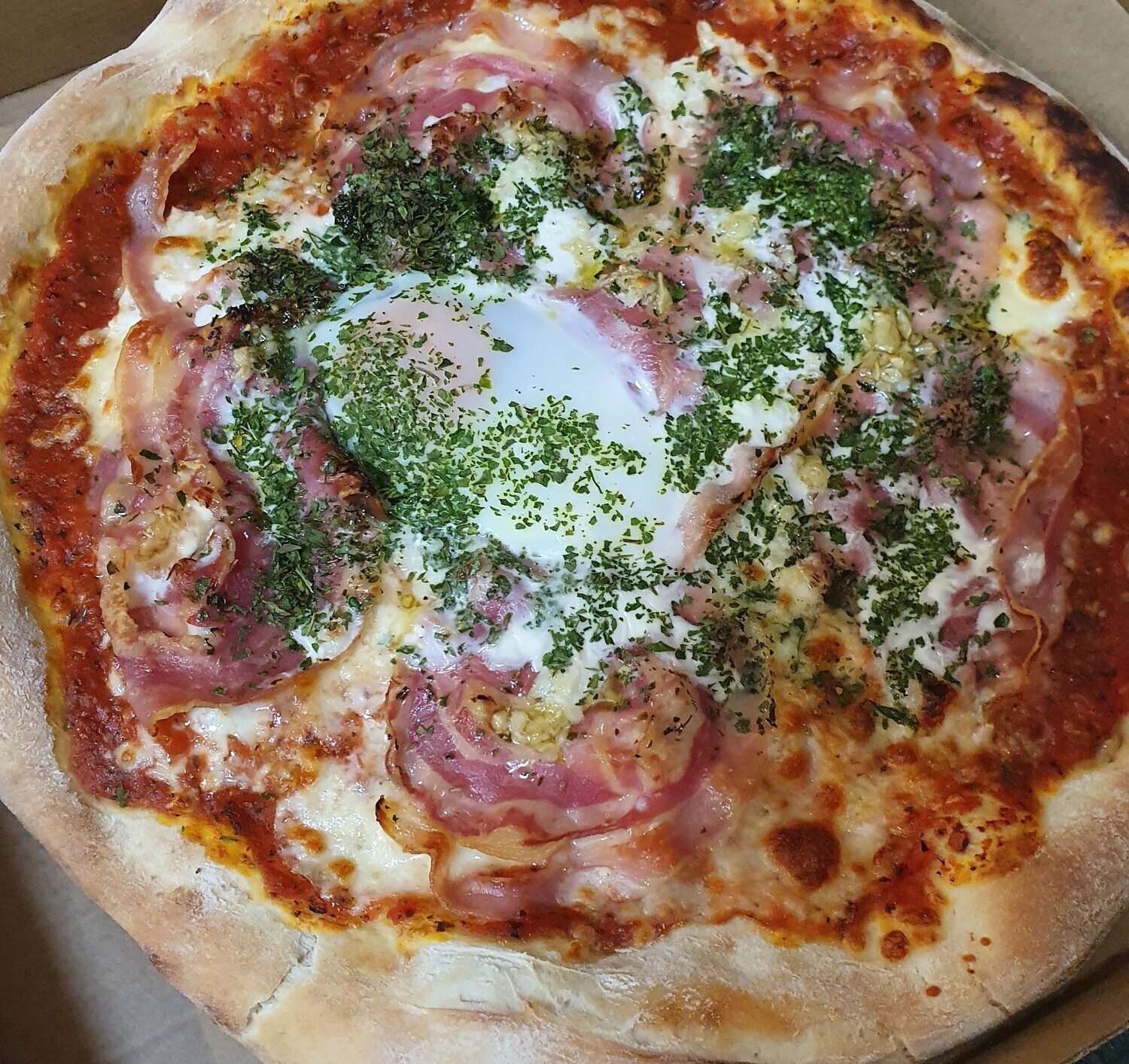 Pizza Carbonara: sauce tomate, mozzarella, panchetta, crème, oeuf