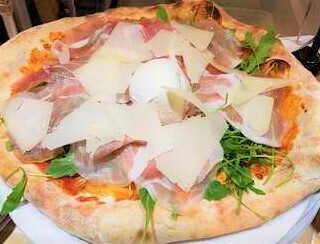 Pizza Bianca neve: mozzarella, jambon de parme, bufala, parmesan, ruccola