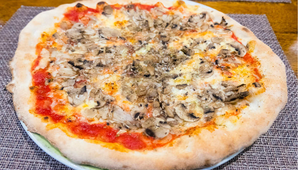 Pizza Funghi: sauce tomate, mozzarella, champignons