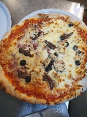 Pizza Belle Janis: sauce tomate, mozz., jambon, champignons, anchois, olives, lardons