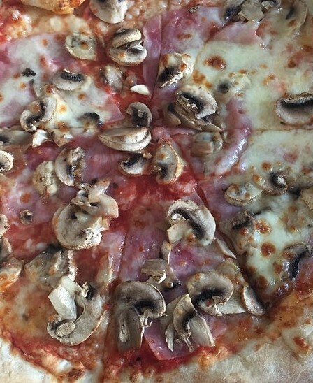 Pizza Prosciutto e funghi: sauce tomate, mozzarella, jambon, champignons