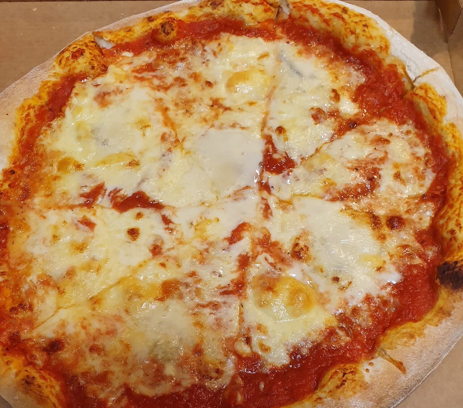 Pizza Margerita: sauce tomate, mozzarella,