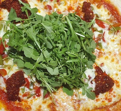 Pizza Chef: sauce tomate, mozzarella, salami piquant, nduja, ruccola