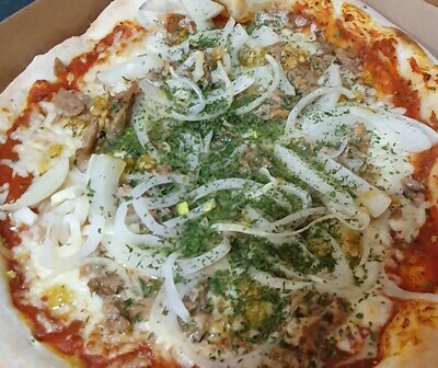 Pizza Tonno italiano: sauce tomate, mozzarella, thon, oignons