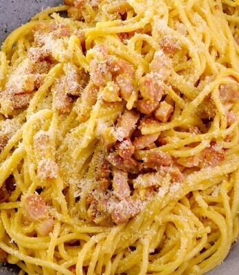 Spaghetti carbonara: crème, panchetta, oeuf, parmesan