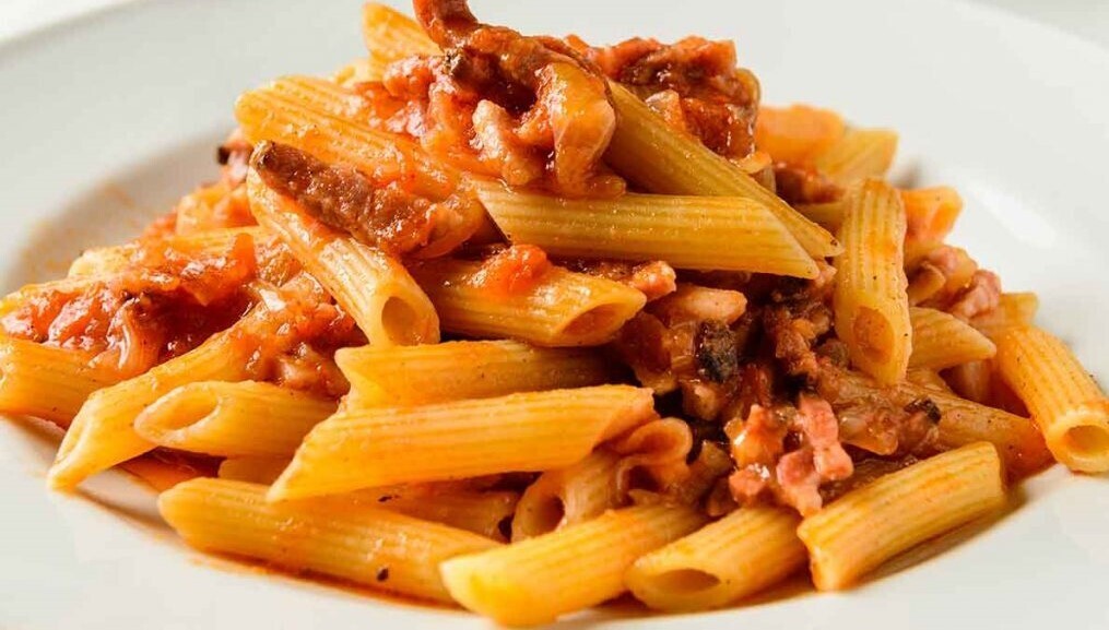 Penne all'Amatriciana: sauce tomate, lardons, mozzarella