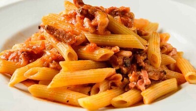 Penne all'Amatriciana: sauce tomate, lardons, mozzarella
