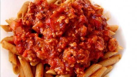 penne bolognese: sauce tomate, viande hachée