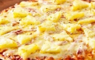 Pizza Hawai: sauce tomate, mozzarella, jambon, ananas